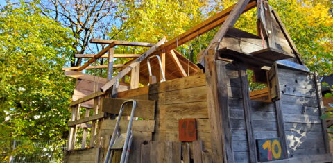 Hütte auf dem Abenteuerspielplatz
