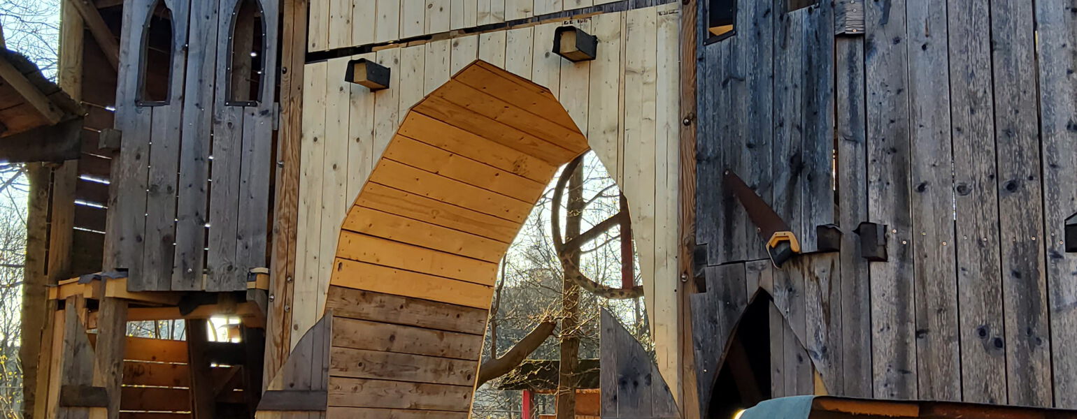 Die Burg auf dem Abenteuerspielplatz