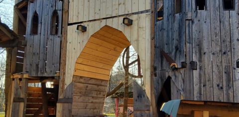 Die Burg auf dem Abenteuerspielplatz